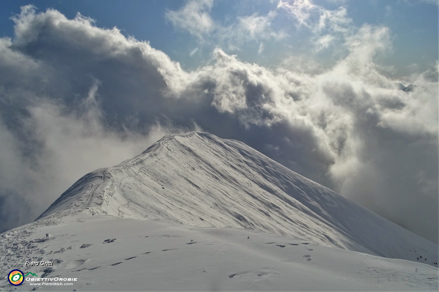 53 Col ritorno del sole si apre il panorama sulla cresta da poco salita.JPG